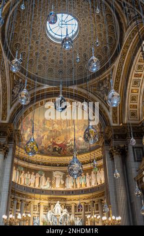 Paris, France - 02 21 2023: Vue à l'intérieur de l'église de la Madeleine Banque D'Images