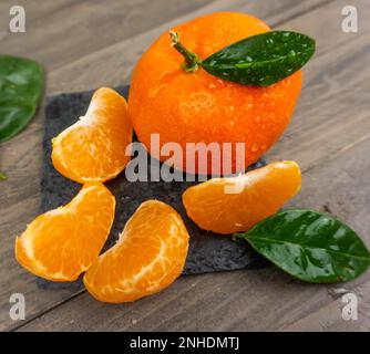 Mandarines fraîches clémentines sucrées avec des gouttes d'eau Banque D'Images