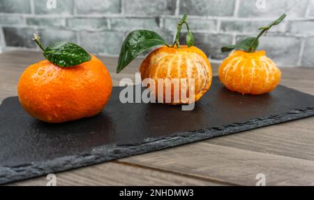 Mandarines fraîches clémentines sucrées avec des gouttes d'eau Banque D'Images