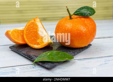 Mandarines fraîches clémentines sucrées avec des gouttes d'eau Banque D'Images