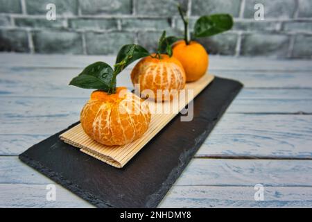 Mandarines fraîches clémentines sucrées avec des gouttes d'eau Banque D'Images