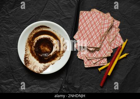 café moulu dans une soucoupe et cartes et bougies sur la table, la narration et la prédiction de fortune, la narration de fortune par café grounds, le caissier de fortune Banque D'Images