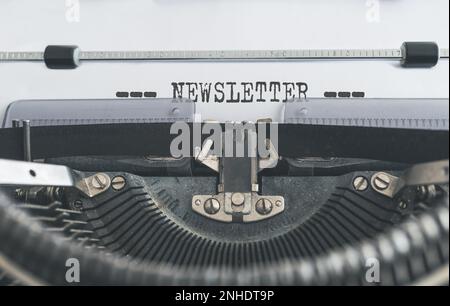 Gros plan de Word NEWSLETTER écrit sur l'ancienne machine à écrire manuelle Banque D'Images