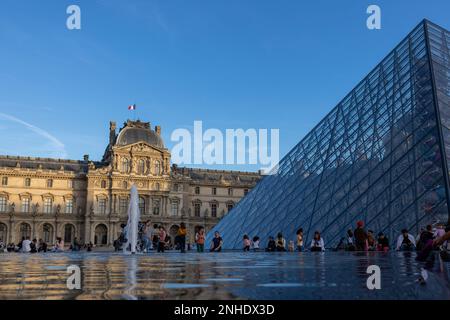 Musée du Louvre. Les touristes marchent sur la place du Musée du Louvre. Banque D'Images