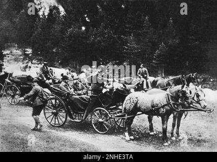 1905 environ , Vienne , Autriche : le Kaiser autrichien FRANZ JOSEF ( Schönbrunn 1830 - 1916 ) , empereur d'Autriche , roi de Hongrie et de Bohême avec le TZAR NIKOLAI II Oldenburg ROMANOV ( St. Petersbourg 6 mai 1868 - Jekaterinbourg 17 juillet 1918 ) Empereur de tous les Russias , Pendant une chasse au Tyrol - FRANCESCO GIUSEPPE - JOSEPH - ABSBURG - ASBURG - ASBURGO - NOBLESSE - NOBILI - NOGILTA' - REALI - HABSBURG - HASBURG - ROYALTIES - ZAR NICOLA II Romanoff - battuta di caccia - Carrozza - chaise - calesse - chapeau - cappello - Bachigi - moustache - favoriti - Imperatore - uomo anziano vecchio - ancien Banque D'Images