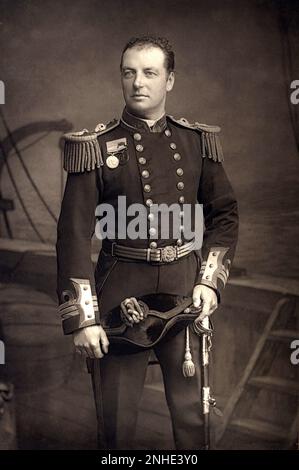 1890 c. : l'amiral britannique Lord CHARLES BERESFORD ( 1846 - 1919 ) , était connu sous le nom de Charlie B. , était l'une des personnalités les plus remarquables de sa génération et le marin le plus connu de son époque. Il était l'ami du Prince de Galles , plus tard le roi Edward VII d'Angleterre . Aurait été l'amant de l'impératrice SISSI Elizabeth d'Autriche Absburg assassinée. Portrait de W. & D. Downey , Londres - REALI - ROYALTIES - nobili - noblesse - marinaio - AMMIRAGLIO - uniforme militaire - divisa uniforme militare - chapeau de feluca - cappello - medaglie decorazioni militarari - décorations de médailles - MARINE - MARINA Banque D'Images