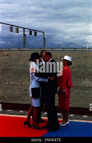 Peberholm/SUÈDE/DANEMARK. 01 juillet 2000   le Premier ministre danois Poul Nyrup Rasmussen et sa femme Lone Dybkaer saluent le Premier ministre suédois Goren OPersson et sa femme de l'île artificielle de Peberholm pour la liaison officielle du train et de la transportation du Danemark à la Suède lors de l'ouverture officielle du pont de liaison Oresudne et pour un coût de 2 milliards de livres sterling (Photo de Francis Joseph Dean/Deanimages) Banque D'Images