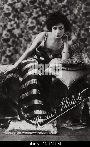 1922 environ : L'actrice théâtrale italienne MARIA MELATO ( Reggio Emilia 1885 - forte dei Marmi 1950 ) , une de préférée par Massimo Bontempelli , Célébrée pour ses performances de Bernstein et Dumas - ATTRICE - TEATRO - CINÉMA MUTO - FILM SILENCIEUX - PORTRAIT - RITRATTO - vamp - diva - divina - ANNI VENTI - 20's - 20's - '20 - cuscino - cuscini - oreillers - canapé - divano - sofà - Bracelet - Braccialetto - bijoux - gioiello - gioielli - bijoux - scollatura - ouverture du cou - décolleté - décolleté - pensatore - pensatrice - penseur - Belle EPOQUE - raso - satin - robe lamé - autografo Banque D'Images