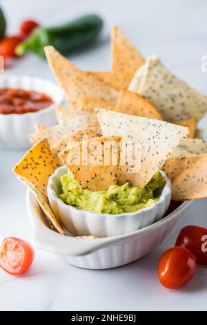 Croustilles maison au keto Diet servies avec guacamole et salsa pour le trempage. Banque D'Images