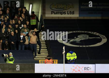 Londres, Royaume-Uni. 21st févr. 2023. Les fans de Burnley ont été les fans de Millwall lors du match de championnat EFL Sky Bet entre Millwall et Burnley à la Den, Londres, Angleterre, le 21 février 2023. Photo de Carlton Myrie. Utilisation éditoriale uniquement, licence requise pour une utilisation commerciale. Aucune utilisation dans les Paris, les jeux ou les publications d'un seul club/ligue/joueur. Crédit : UK Sports pics Ltd/Alay Live News Banque D'Images