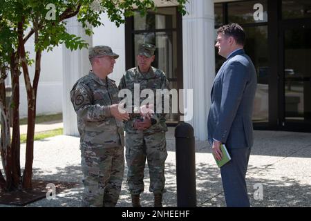 ÉTATS-UNIS Le lieutenant-général de la Force aérienne Jim Swlife, commandant du Commandement des opérations spéciales de la Force aérienne, accueille Christopher Maier, secrétaire adjoint de la Défense pour les opérations spéciales et les conflits de faible intensité, à Hurlburt Field, en Floride, au 28 juillet 2022. Dans son rôle, Maier supervise, entre autres responsabilités, les opérations spéciales, la guerre irrégulière, le contre-terrorisme et les questions de politique des opérations d'information. Banque D'Images