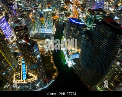 Photo aérienne de nuit de la rivière Miami entre le centre-ville de Miami et Brickell Banque D'Images