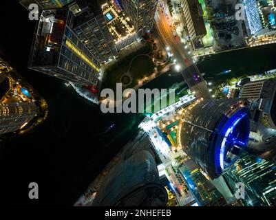Photo aérienne de nuit de la rivière Miami entre le centre-ville de Miami et Brickell Banque D'Images