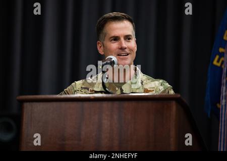 Le colonel Joshua Wood, commandant de l’escadre du 51st Fighter, fait une allocution d’ouverture à la cérémonie d’entrée en fonction du commandement de l’escadron 51st du contrôleur à la base aérienne d’Osan, en République de Corée, au 29 juillet 2022. En tant qu'officier président, Wood a facilité l'accession au commandement des 51st CPT en présentant les directives cérémonielles à l'officier entrant. Banque D'Images