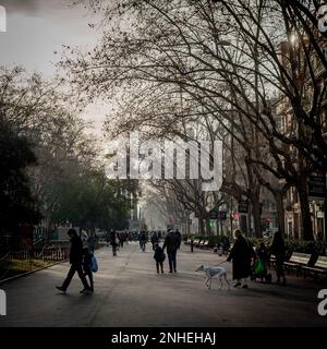 Les navetteurs en début de matinée longent l'avenue Passeig de Sant Joan dans le quartier Eixample de Barcelone. Banque D'Images