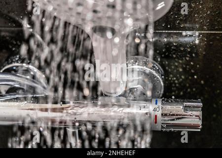 Douche, montage, régulation de température, régulation de température de l'eau de douche, Banque D'Images