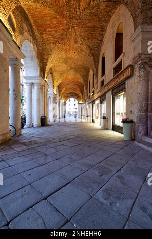 La cité médiévale arcade dans la Piazza dei Signori. Vicenza, Vénétie, Italie Banque D'Images