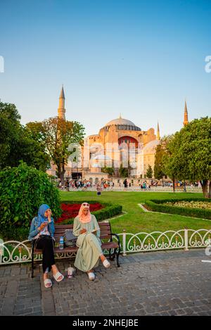 istanbul turquie 8 novembre 2021 :touristes devant Sainte-Sophie, l'un des symboles d'Istanbul , . Photo de haute qualité Banque D'Images