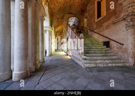 La cité médiévale arcade dans la Piazza dei Signori. Vicenza, Vénétie, Italie Banque D'Images