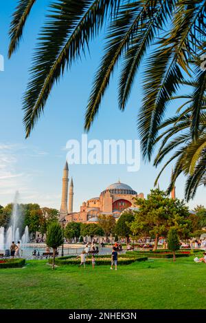 istanbul turquie 8 novembre 2021 :Sainte-Sophie, l'un des symboles d'Istanbul , la vue de l'historique Sainte-Sophie depuis la place du Sultan Ahmet. Élevée Banque D'Images