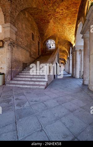 La cité médiévale arcade dans la Piazza dei Signori. Vicenza, Vénétie, Italie Banque D'Images