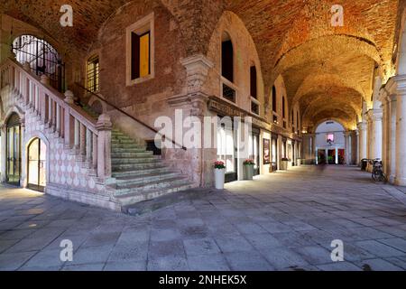 La cité médiévale arcade dans la Piazza dei Signori. Vicenza, Vénétie, Italie Banque D'Images