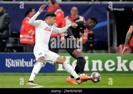 Francfort-sur-le-main, Allemagne. 21st févr. 2023. FRANCFORT - (l-r) Mathias Olivera de SSC Napoli, Aurelio Buta d'Eintracht Francfort lors du match de 16 de la Ligue des champions de l'UEFA entre Eintracht Francfort et SSC Napoli au stade allemand Bank Park de 21 février 2023 à Francfort-sur-le-main, en Allemagne. AP | Dutch Height | GERRIT OF COLOGNE Credit: ANP/Alay Live News Banque D'Images