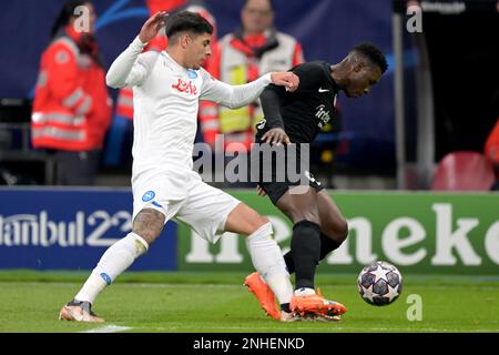 Francfort-sur-le-main, Allemagne. 21st févr. 2023. FRANCFORT - (l-r) Mathias Olivera de SSC Napoli, Aurelio Buta d'Eintracht Francfort lors du match de 16 de la Ligue des champions de l'UEFA entre Eintracht Francfort et SSC Napoli au stade allemand Bank Park de 21 février 2023 à Francfort-sur-le-main, en Allemagne. AP | Dutch Height | GERRIT OF COLOGNE Credit: ANP/Alay Live News Banque D'Images