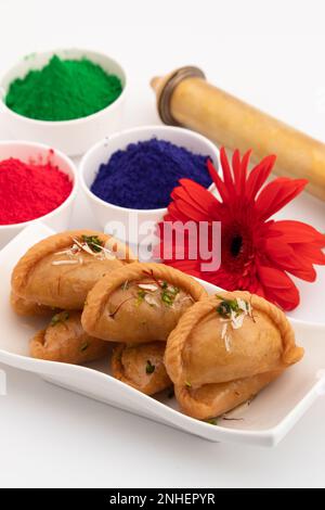 Gujia également appelé Gujiya, Pirukiya, Pirukia, Pedakiya, Karanji, Basundi ou Gughra farci avec Mawa, Khoya, Chasni, Mava, Khoa - Indian Sweet Dumpling Banque D'Images