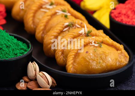 Le safron Gujia s'appelle également Kesar Gujiya, Pirukiya, Pirukia, Pedakiya, Karanji, Basundi ou Gughra farci de Mawa, Khoya, Chasni, Mava - Indian Sweet Banque D'Images