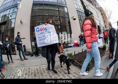 Les travailleurs et les supporters de YouTube se rassemblent à l'extérieur du bâtiment Google à Chelsea, à New York, mardi, à 21 février 2023, pour soutenir les travailleurs de la musique de YouTube. L'équipe YouTube Music Content Operations, officiellement employée par un cognizant tiers, a demandé une élection syndicale au Syndicat des travailleurs de l'Alphabet et a déclaré qu'elle avait fait l'objet de représailles, y compris un mandat de retour au bureau. (© Richard B. Levine) Banque D'Images