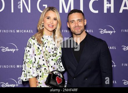 Vogue Williams (à gauche) et Spencer Matthews participant à la première du documentaire, Finding Michael, au Dolby Cinema de la Power Station, Battersea Power Station, Londres. Date de la photo: Mardi 21 février 2023. Banque D'Images