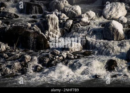 Un paysage glacé pris aux chutes du Niagara, New York, les chutes américaines. Banque D'Images