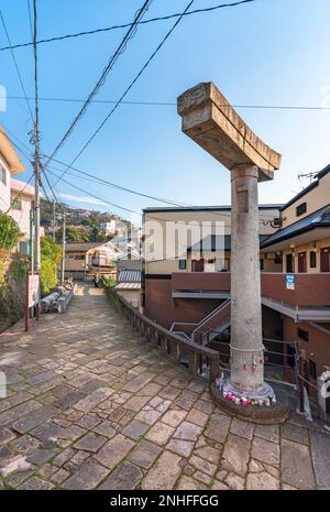 nagasaki, kyushu - déc 11 2022: Le sanctuaire de Sanno Shinto a un chemin pavé qui mène à une arche de torii qui a été endommagée par la bombe atomique et dont onl Banque D'Images