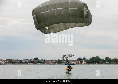 A ÉTATS-UNIS Le parachutiste de l'armée avec le 173rd Brigade support Battalion, 173rd Airborne Brigade, a un impact sur l'eau lors d'une opération aérienne au lac Constance, en Allemagne, au 29 juillet 2022. 75 parachutistes de la Brigade aéroportée 173rd et 75 parachutistes allemands de la Brigade aéroportée «Saarland» 26th ont participé à l'opération. La Brigade aéroportée de 173rd est la U.S. La Force de réaction en cas d'urgence de l'armée en Europe, fournissant des forces rapidement déployables aux États-Unis les domaines de responsabilité de l'Europe, de l'Afrique et du Commandement central. En avant déployé en Italie et en Allemagne, la brigade routinière Banque D'Images