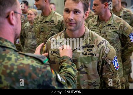 A ÉTATS-UNIS Le parachutiste de l'armée avec le bataillon de soutien de la brigade 173rd, 173rd Brigade aéroportée, reçoit le badge de parachutiste allemand après une opération aérienne au lac Constance, en Allemagne, 29 juillet 2022. 75 parachutistes de la Brigade aéroportée 173rd et 75 parachutistes allemands de la Brigade aéroportée «Saarland» 26th ont participé à l'opération. La Brigade aéroportée de 173rd est la U.S. La Force de réaction en cas d'urgence de l'armée en Europe, fournissant des forces rapidement déployables aux États-Unis les domaines de responsabilité de l'Europe, de l'Afrique et du Commandement central. Déploiement avancé en Italie et dans Germa Banque D'Images