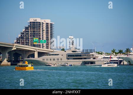 Miami, Floride, États-Unis - 19 février 2023 : photo de la zone de mise en scène de Miami International Boat ShowVenetian Causeway Banque D'Images