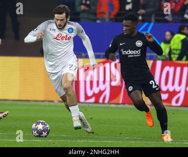 Francfort, Allemagne. 21 février 2023, Francoforte sul Meno, Allemagne: Pendant le match de football de la Ligue des champions FC Eintracht Francfort vs SSC Napoli sur 21 février 2023 au stade Deutsche Bank Park à Francfort.in photo: Khvicha Kvaratskhelia de SSC Napoli - Aurelio Buta d'Eintracht Francfort (Credit image: © Fabio Sasso/ZUMA Press Wire) USAGE ÉDITORIAL SEULEMENT! Non destiné À un usage commercial ! Crédit : ZUMA Press, Inc./Alay Live News Banque D'Images