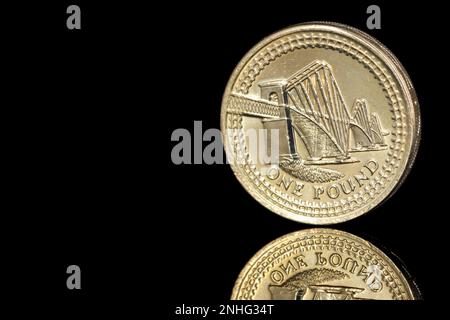 2005 une pièce de monnaie Pound avec le Forth Railway Bridge situé en Écosse, Royaume-Uni Banque D'Images