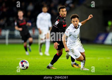 Swansea, Royaume-Uni. 21st févr. 2023. Matthew Sorinola de Swansea City en action. Match de championnat EFL Skybet, Swansea City v Stoke City au stade Swansea.com de Swansea, pays de Galles, le mardi 21st février 2023. Cette image ne peut être utilisée qu'à des fins éditoriales. Utilisation éditoriale uniquement, licence requise pour une utilisation commerciale. Aucune utilisation dans les Paris, les jeux ou les publications d'un seul club/ligue/joueur. photo par Lewis Mitchell/Andrew Orchard sports photographie/Alamy Live News crédit: Andrew Orchard sports photographie/Alamy Live News Banque D'Images