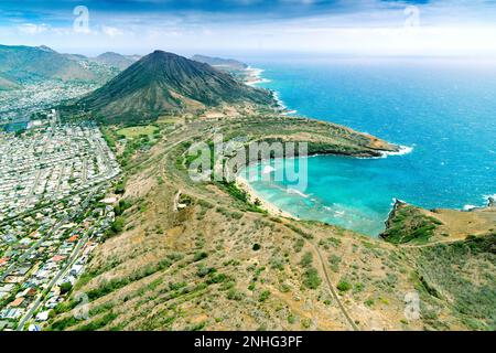 Photographie aérienne, hélicoptère Hanauma Bay et Coco Crater Honolulu, Oahu, Hawaii, USAAloha shirt Store, Waikiki Banque D'Images