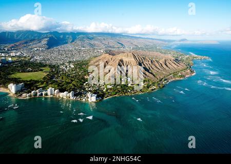 Photographie aérienne, hélicoptère Diamond Head Crater Honolulu, Oahu, Hawaii, USAAloha shirt Store, Waikiki Banque D'Images