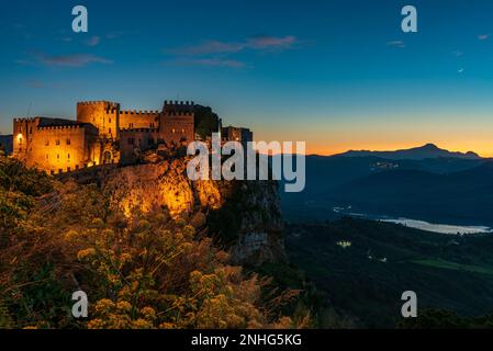 Vue panoramique du château de Caccamo au crépuscule, Sicile Banque D'Images