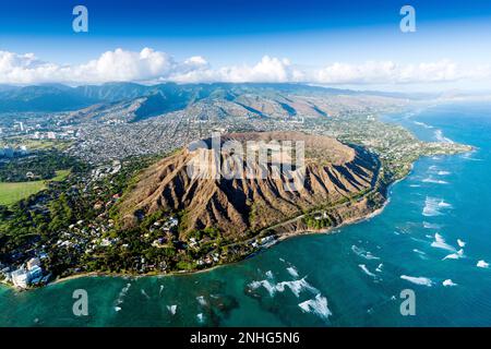 Photographie aérienne, hélicoptère Diamond Head Crater Honolulu, Oahu, Hawaii, USAAloha shirt Store, Waikiki Banque D'Images