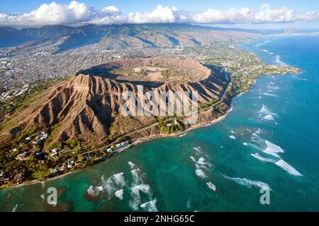 Photographie aérienne, hélicoptère Diamond Head Crater Honolulu, Oahu, Hawaii, USAAloha shirt Store, Waikiki Banque D'Images