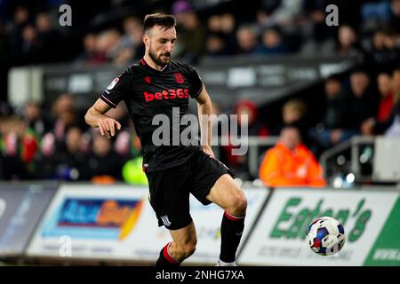 Swansea, Royaume-Uni. 21st févr. 2023. Morgan Fox de Stoke City en action. Match de championnat EFL Skybet, Swansea City v Stoke City au stade Swansea.com de Swansea, pays de Galles, le mardi 21st février 2023. Cette image ne peut être utilisée qu'à des fins éditoriales. Utilisation éditoriale uniquement, licence requise pour une utilisation commerciale. Aucune utilisation dans les Paris, les jeux ou les publications d'un seul club/ligue/joueur. photo par Lewis Mitchell/Andrew Orchard sports photographie/Alamy Live News crédit: Andrew Orchard sports photographie/Alamy Live News Banque D'Images