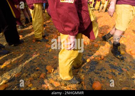 Turin, Turin, Italie. 21st févr. 2023. Vue générale de la ''bataille des oranges'' sur 21 février 2023 à Ivrea, Italie. La bataille des oranges, la plus grande bataille alimentaire d'Italie, a lieu pendant la saison du carnaval et est une reconstitution symbolique d'une révolution qui a eu lieu à Ivrea au Moyen-âge, avec neuf équipes de marcheurs-aranceri (orange handler) jetant des oranges contre des aranceri à cheval sur des charrettes. Le Carnaval d'Ivrea revient après deux ans de suspension en raison de la pandémie de COVID. Crédit : ZUMA Press, Inc./Alay Live News Banque D'Images