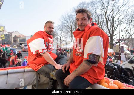 Turin, Turin, Italie. 21st févr. 2023. Vue générale de la ''bataille des oranges'' sur 21 février 2023 à Ivrea, Italie. La bataille des oranges, la plus grande bataille alimentaire d'Italie, a lieu pendant la saison du carnaval et est une reconstitution symbolique d'une révolution qui a eu lieu à Ivrea au Moyen-âge, avec neuf équipes de marcheurs-aranceri (orange handler) jetant des oranges contre des aranceri à cheval sur des charrettes. Le Carnaval d'Ivrea revient après deux ans de suspension en raison de la pandémie de COVID. Crédit : ZUMA Press, Inc./Alay Live News Banque D'Images