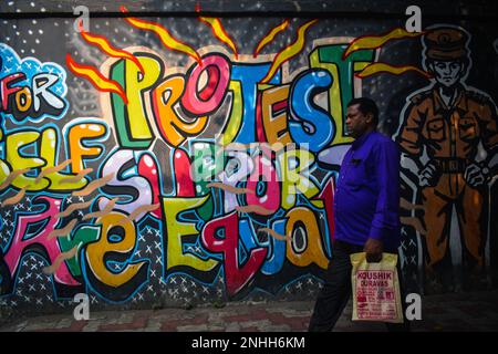 Kolkata, Inde. 21st févr. 2023. Un homme passe devant une fresque d'un message social à Kolkata. (Photo de Sudipta Das/Pacific Press) crédit: Pacific Press Media production Corp./Alay Live News Banque D'Images