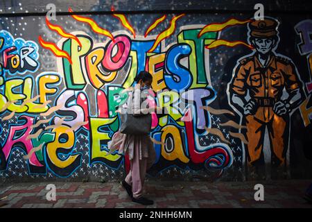 Kolkata, Inde. 21st févr. 2023. Une femme passe devant une fresque d'un message social à Kolkata. (Photo de Sudipta Das/Pacific Press) crédit: Pacific Press Media production Corp./Alay Live News Banque D'Images